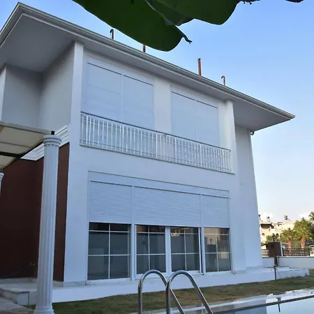 Muestakil Havuzlu Oezel Lueks Hotel